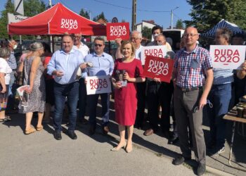 06.07.2020. Staszów. Plac targowy. Wiceminister sportu Anna Krupka i poseł PiS Marek Kwitek zachęcali do głosowania w drugiej turze wyborów na Andrzeja Dudę. Na zdjęciu (od lewej): Marek Kwitek - poseł PiS, Leszek Kopeć - burmistrz Staszowa, Anna Krupka - wiceminister sportu / Grażyna-Szlęzak-Wójcik / Radio Kielce