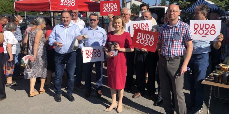 06.07.2020. Staszów. Plac targowy. Wiceminister sportu Anna Krupka i poseł PiS Marek Kwitek zachęcali do głosowania w drugiej turze wyborów na Andrzeja Dudę. Na zdjęciu (od lewej): Marek Kwitek - poseł PiS, Leszek Kopeć - burmistrz Staszowa, Anna Krupka - wiceminister sportu / Grażyna-Szlęzak-Wójcik / Radio Kielce