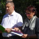 05.07.2020. Wola Grójecka. Uroczystości upamiętniające poległych żołnierzy 7 lipca 1944 roku. Na zdjęciu (od lewej): Stanisław Hadyna - członek Stowarzyszenia Miłośnicy Historii Ćmielowa, mieszkaniec Woli Grójeckiej i Teresa Piwnik - ostrowiecki oddział Światowego Związku Żołnierzy Armii Krajowej / Emilia Sitarska / Radio Kielce