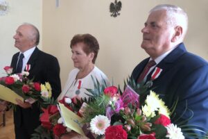 30.07.2020. Sandomierz. Wręczenie medali za Zasługi dla Obronności Kraju. Na zdjęciu (od lewej): odznaczeni Ryszard Gorycki, Marta i Zdzisław Oszczudłowscy / Grażyna-Szlęzak-Wójcik / Radio Kielce