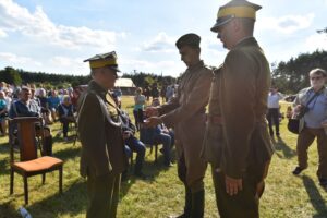 25.07.2020. Biały Ług. 100-lecie utworzenia 27. Pułku Ułanów im. Stefana Batorego. Na zdjęciu (po lewej): Waldemar Sielecki / Magdalena Galas-Klusek / Radio Kielce