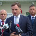 10.07.2020. Opatów. Wizyta Zbigniewa Ziobro - ministra sprawiedliwości. Na zdjęciu (od lewej): Tomasz Staniek - starosta opatowski, Zbigniew Ziobro - minister sprawiedliwości, Tomasz Jamka - członek zarządu województwa / Emilia Sitarska / Radio Kielce