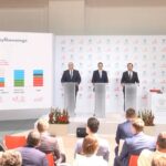 14.07.2020. Warszawa. Konferencja prasowa dotycząca strategicznych kierunków rozwoju Grupy ORLEN. Na zdjęciu (w środku): wicepremier Jacek Sasin - minister aktywów państwowych, premier Mateusz Morawiecki i Daniel Obajtek - prezes zarządu PKN ORLEN / Ministerstwo Aktywów Państwowych