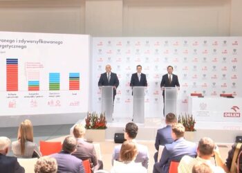 14.07.2020. Warszawa. Konferencja prasowa dotycząca strategicznych kierunków rozwoju Grupy ORLEN. Na zdjęciu (w środku): wicepremier Jacek Sasin - minister aktywów państwowych, premier Mateusz Morawiecki i Daniel Obajtek - prezes zarządu PKN ORLEN / Ministerstwo Aktywów Państwowych