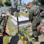 29.07.2020. Żołnierze WOT porządkują pomniki AK. Na zdjęciu: nagrobek w Ostrowcu Św. / ŚBOT