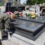 29.07.2020. Żołnierze WOT porządkują pomniki AK. Na zdjęciu: nagrobek w Ostrowcu Św. / ŚBOT