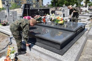 29.07.2020. Żołnierze WOT porządkują pomniki AK. Na zdjęciu: nagrobek w Ostrowcu Św. / ŚBOT
