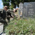 29.07.2020. Żołnierze WOT porządkują pomniki AK. Na zdjęciu: nagrobek w Ostrowcu Św. / ŚBOT