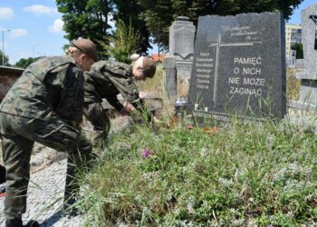 29.07.2020. Żołnierze WOT porządkują pomniki AK. Na zdjęciu: nagrobek w Ostrowcu Św. / ŚBOT