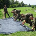 18.07.2020. Ostrowiec Świętokrzyski. Szkolenie żołnierzy WOT na zaporze na rzece Kamiennej / Emilia Sitarska / Radio Kielce