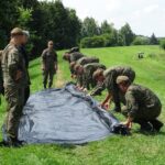 18.07.2020. Ostrowiec Świętokrzyski. Szkolenie żołnierzy WOT na zaporze na rzece Kamiennej / Emilia Sitarska / Radio Kielce