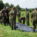 18.07.2020. Ostrowiec Świętokrzyski. Szkolenie żołnierzy WOT na zaporze na rzece Kamiennej / Emilia Sitarska / Radio Kielce