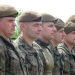 18.07.2020. Ostrowiec Świętokrzyski. Szkolenie żołnierzy WOT na zaporze na rzece Kamiennej / Emilia Sitarska / Radio Kielce