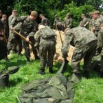 18.07.2020. Ostrowiec Świętokrzyski. Szkolenie żołnierzy WOT na zaporze na rzece Kamiennej / Emilia Sitarska / Radio Kielce