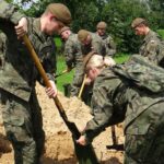 18.07.2020. Ostrowiec Świętokrzyski. Szkolenie żołnierzy WOT na zaporze na rzece Kamiennej / Emilia Sitarska / Radio Kielce