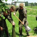 18.07.2020. Ostrowiec Świętokrzyski. Szkolenie żołnierzy WOT na zaporze na rzece Kamiennej / Emilia Sitarska / Radio Kielce