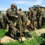 18.07.2020. Ostrowiec Świętokrzyski. Szkolenie żołnierzy WOT na zaporze na rzece Kamiennej / Emilia Sitarska / Radio Kielce