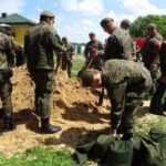 18.07.2020. Ostrowiec Świętokrzyski. Szkolenie żołnierzy WOT na zaporze na rzece Kamiennej / Emilia Sitarska / Radio Kielce