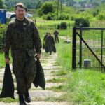 18.07.2020. Ostrowiec Świętokrzyski. Szkolenie żołnierzy WOT na zaporze na rzece Kamiennej / Emilia Sitarska / Radio Kielce