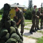 18.07.2020. Ostrowiec Świętokrzyski. Szkolenie żołnierzy WOT na zaporze na rzece Kamiennej / Emilia Sitarska / Radio Kielce