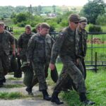 18.07.2020. Ostrowiec Świętokrzyski. Szkolenie żołnierzy WOT na zaporze na rzece Kamiennej / Emilia Sitarska / Radio Kielce