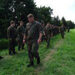 18.07.2020. Ostrowiec Świętokrzyski. Szkolenie żołnierzy WOT na zaporze na rzece Kamiennej / Emilia Sitarska / Radio Kielce