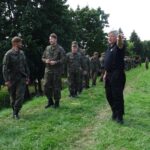 18.07.2020. Ostrowiec Świętokrzyski. Szkolenie żołnierzy WOT na zaporze na rzece Kamiennej / Emilia Sitarska / Radio Kielce