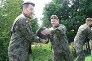 18.07.2020. Ostrowiec Świętokrzyski. Szkolenie żołnierzy WOT na zaporze na rzece Kamiennej / Emilia Sitarska / Radio Kielce