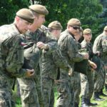 18.07.2020. Ostrowiec Świętokrzyski. Szkolenie żołnierzy WOT na zaporze na rzece Kamiennej / Emilia Sitarska / Radio Kielce