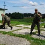 18.07.2020. Ostrowiec Świętokrzyski. Szkolenie żołnierzy WOT na zaporze na rzece Kamiennej / Emilia Sitarska / Radio Kielce