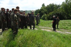 18.07.2020. Ostrowiec Świętokrzyski. Szkolenie żołnierzy WOT na zaporze na rzece Kamiennej / Emilia Sitarska / Radio Kielce