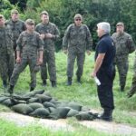 18.07.2020. Ostrowiec Świętokrzyski. Szkolenie żołnierzy WOT na zaporze na rzece Kamiennej / Emilia Sitarska / Radio Kielce