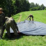 18.07.2020. Ostrowiec Świętokrzyski. Szkolenie żołnierzy WOT na zaporze na rzece Kamiennej / Emilia Sitarska / Radio Kielce