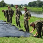 18.07.2020. Ostrowiec Świętokrzyski. Szkolenie żołnierzy WOT na zaporze na rzece Kamiennej / Emilia Sitarska / Radio Kielce