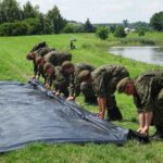 18.07.2020. Ostrowiec Świętokrzyski. Szkolenie żołnierzy WOT na zaporze na rzece Kamiennej / Emilia Sitarska / Radio Kielce
