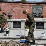 29.07.2020. Żołnierze WOT porządkują pomniki AK. Na zdjęciu: Sandomierz / ŚBOT