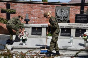 29.07.2020. Żołnierze WOT porządkują pomniki AK. Na zdjęciu: Sandomierz / ŚBOT