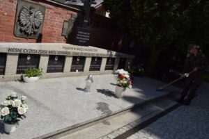 29.07.2020. Żołnierze WOT porządkują pomniki AK. Na zdjęciu: Sandomierz / ŚBOT