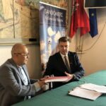 10.07.2020. Sandomierz. Podpisanie umowy na opracowanie strategii marki Sandomierza. Na zdjęciu (od lewej): Piotr Lutek - wykonawca strategii i Marcin Marzec - burmistrz Sandomierza / Grażyna-Szlęzak-Wójcik / Radio Kielce