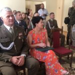 30.07.2020. Sandomierz. Wręczenie medali za Zasługi dla Obronności Kraju. Na zdjęciu (od lewej): płk Jarosław Molisak - komendant WKU w Kielcach, Aleksandra Klubińska - burmistrz Koprzywnicy, ppłk Arkadiusz Nenutil - ŚBOT / Grażyna-Szlęzak-Wójcik / Radio Kielce