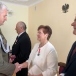 30.07.2020. Sandomierz. Wręczenie medali za Zasługi dla Obronności Kraju. Na zdjęciu (od lewej): płk Jarosław Molisak - komendant WKU w Kielcach, Ryszard Gorycki, Marta i Zdzisław Oszczudłowscy / Grażyna-Szlęzak-Wójcik / Radio Kielce