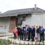 13.07.2020. Nowa Słupia. Podpisanie umowy na rewitalizację Nowej Słupi. Na tle zabytkowej „Opatówki” / Urząd Marszałkowski Województwa Świętokrzyskiego