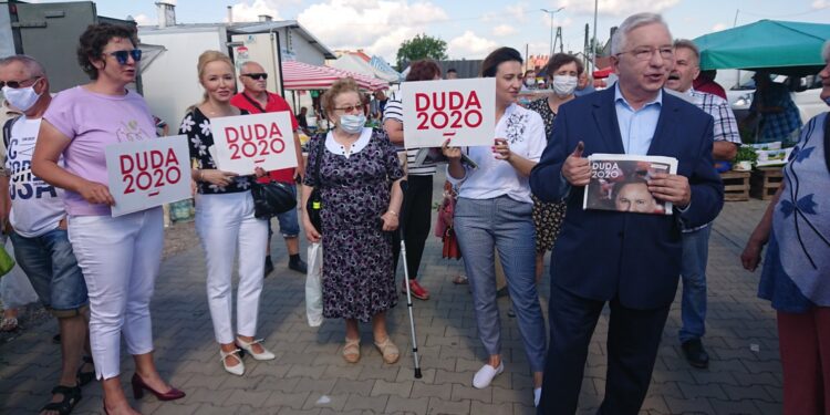 04.07.2020. Starachowice. Konferencja posła Krzysztofa Lipca. Na zdjęciu: poseł Krzysztof Lipiec, radna Agnieszka Kuś, radna Marta Zięba / Anna Głąb / Radio Kielce