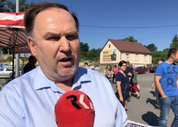 06.07.2020. Staszów. Plac targowy. Wiceminister sportu Anna Krupka i poseł PiS Marek Kwitek zachęcali do głosowania w drugiej turze wyborów na Andrzeja Dudę. Na zdjęciu: Marek Kwitek - poseł PiS / Grażyna-Szlęzak-Wójcik / Radio Kielce