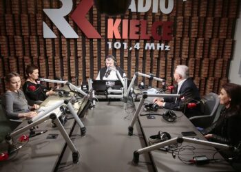 12.07.2020. Studio Wyborcze Radia Kielce. Na zdjęciu (od lewej): dr Magdalena Piłat-Borcuch - socjolog, dr Agnieszka Zaremba - politolog, Radosław Podsiadły - Radio Kielce, Krzysztof Lipiec - poseł PiS, Marzena Okła-Drewnowicz - poseł PO / Wiktor Taszłow / Radio Kielce