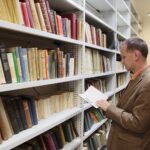 15.07.2020. Kielce. Biblioteka UJK otrzymała duży księgozbiór ze Stanów Zjednoczonych. Na zdjęciu: mgr Andrzej Antoniak - dyrektor Biblioteki Uniwersyteckiej UJK / Wiktor Taszłow / Radio Kielce