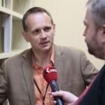 15.07.2020. Kielce. Biblioteka UJK otrzymała duży księgozbiór ze Stanów Zjednoczonych. Na zdjęciu (od lewej): mgr Andrzej Antoniak - dyrektor Biblioteki Uniwersyteckiej UJK, Daniel Lenart - Radio Kielce / Wiktor Taszłow / Radio Kielce