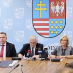 15.07.2020. Kielce. Podpisanie umów dotyczących informatyzacji placówek medycznych. Na zdjęciu (od lewej): Mariusz Bodo - sekretarz województwa, Andrzej Bętkowski - marszałek województwa świętokrzyskiego, Renata Janik - wicemarszałek województwa świętokrzyskiego / Wiktor Taszłow / Radio Kielce