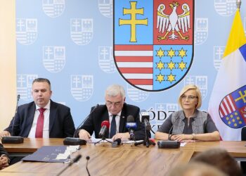 15.07.2020. Kielce. Podpisanie umów dotyczących informatyzacji placówek medycznych. Na zdjęciu (od lewej): Mariusz Bodo - sekretarz województwa, Andrzej Bętkowski - marszałek województwa świętokrzyskiego, Renata Janik - wicemarszałek województwa świętokrzyskiego / Wiktor Taszłow / Radio Kielce