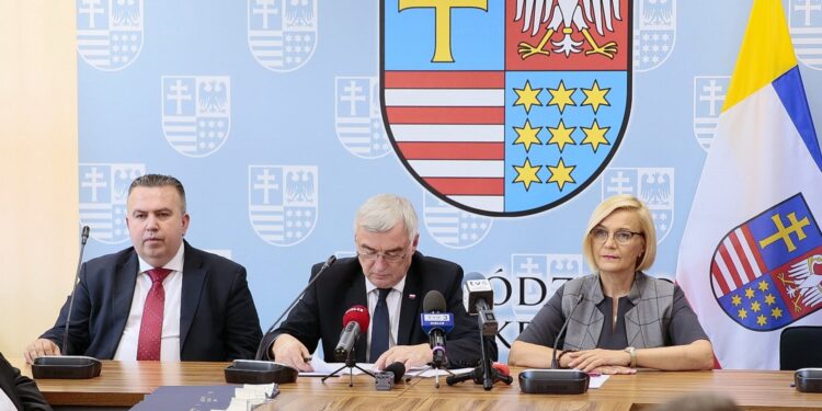 15.07.2020. Kielce. Podpisanie umów dotyczących informatyzacji placówek medycznych. Na zdjęciu (od lewej): Mariusz Bodo - sekretarz województwa, Andrzej Bętkowski - marszałek województwa świętokrzyskiego, Renata Janik - wicemarszałek województwa świętokrzyskiego / Wiktor Taszłow / Radio Kielce